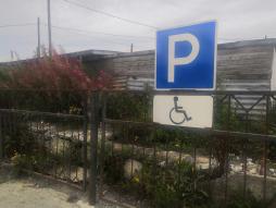 оборудованная стоянка для инвалидов